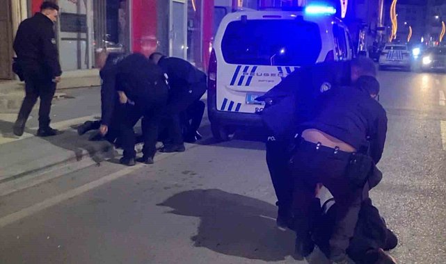 Dükkan basıp polise direnen şahıslar gazetecilere saldırdı: o anlar kamerada