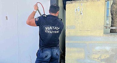 Duvar ile konteyner arasında sıkışan köpeği itfaiye kurtardı