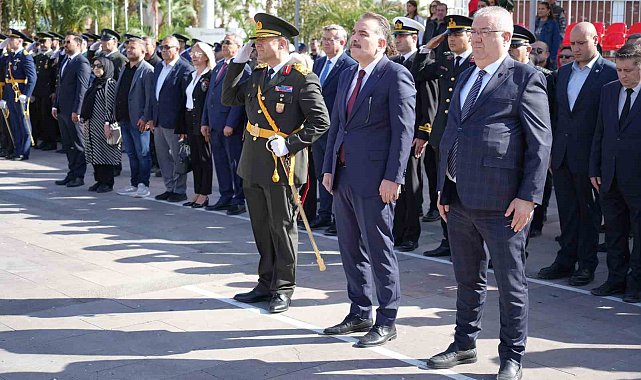 Edremit'te Cumhuriyet Bayramı kutlamaları, Atatürk Anıtına çelek sunumuyla başladı