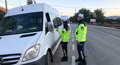 Eğirdir'de jandarma trafik uygulamasında 4 servis aracına ceza kesildi