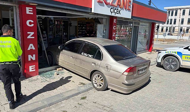 El freni çekilmeyen araç eczaneye girdi