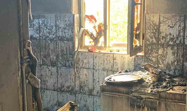 Elazığ'da bir ev yangında yanarak kül oldu