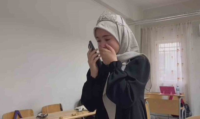 Emeğinin karşılığını alarak hafız olan kız, babasına müjdeli haberi gözyaşları içerisinde verdi