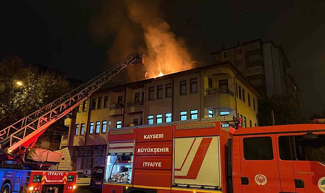 Eşi eve almayınca sinirlenip binanın çatısını yaktı: 1 gözaltı