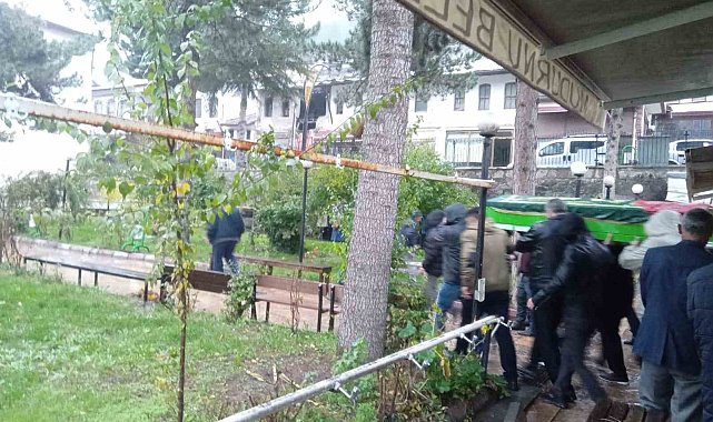 Eşi tarafından öldürülen 3 çocuk annesi kadın son yolculuğuna uğurlandı