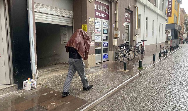 Eskişehir'de aniden bastıran yağış vatandaşlara zor anlar yaşattı