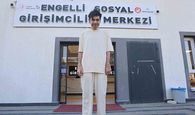 Evden çıkmayan telefon bağımlısı genç, saatler süren diyalogla ikna edilerek 3 yıl sonra duş aldırıldı ve tıraş ettirildi