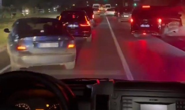 Fermuar sistemiyle ambulansa yol verilmesi sosyal medyada gündem oldu