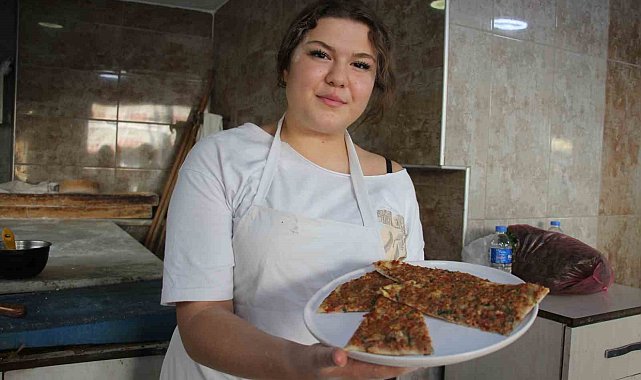 Fırının ateşiyle hayalini yoğuruyor