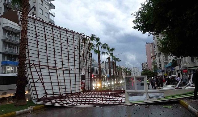 Fırtına tonlarca ağırlıktaki çatıyı karayoluna savurdu, muhtemel faciadan dönüldü