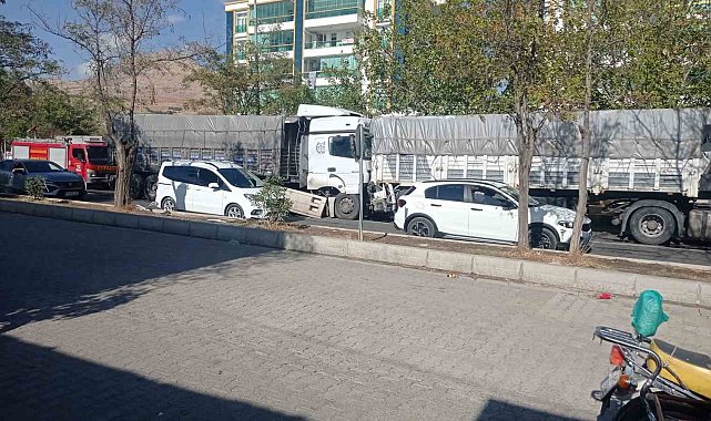 Freni boşalan tır başka bir tıra arkadan çarptı: 1 yaralı