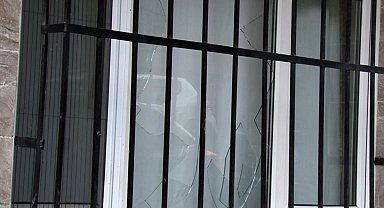 Gaziosmanpaşa'da cezaevinden tahliye olan bir kişinin evine el yapımı patlayıcı atıldı