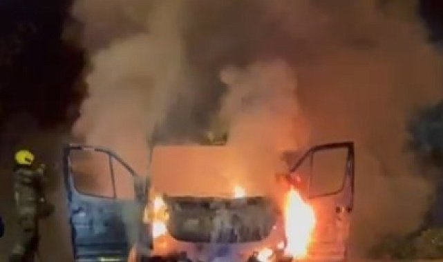Gözleri önünde minibüs alev alev yandı