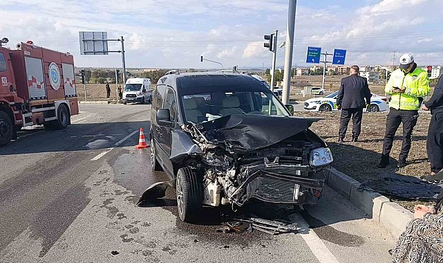 Hafif ticari araç ile otomobil çarpıştı: 2'si çocuk 3 yaralı