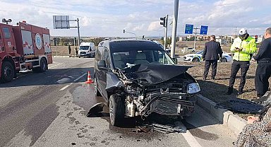 Hafif ticari araç ile otomobil çarpıştı: 2'si çocuk 3 yaralı