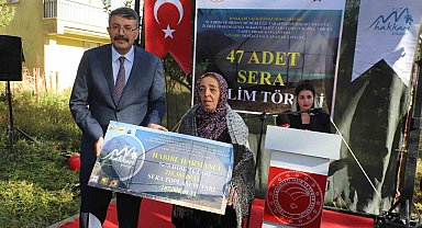 Hakkari'de kurulumu tamamlanan seralar kadın çiftçilere teslim edildi