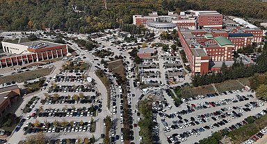 Hastane çevresinde yol kenarına gelişigüzel park eden araçlar ulaşımı aksatıyor