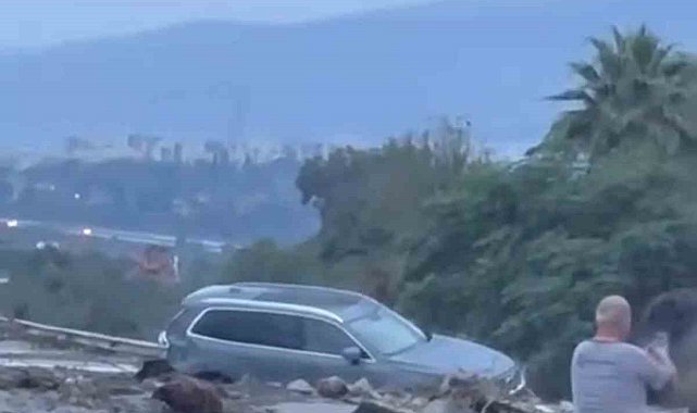 Hatay'da heyelanın kapattığı otoyolda ulaşım durdu