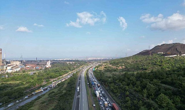 Heyelanın kapattığı yolda kilometrelerce araç kuyruğu oluştu