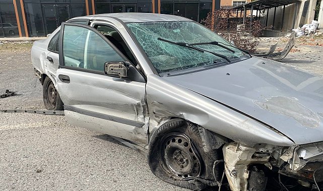 Hurdaya dönen otomobilden yaralı kurtuldu
