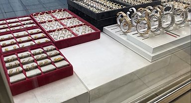 İkisi oyaladı, biri vitrindeki milyonluk altın yüzükleri çaldı