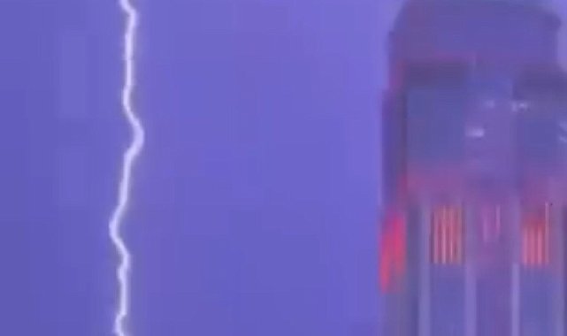 İstanbul Finans Merkezi'nin tepesine yıldırım düştü