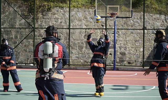 İtfaiye kostümüyle voleybol oynadılar, nefes kontrolü yaptılar
