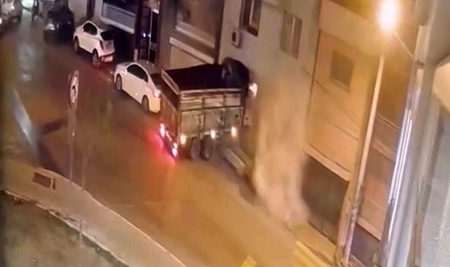 İzmir'de freni boşalan kamyon duvarı yıkıp eve girdi