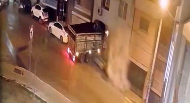İzmir'de freni boşalan kamyon duvarı yıkıp eve girdi
