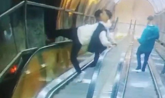 İzmir'de üst geçidin korkuluklarına zarar veren 2 kişi tutuklandı