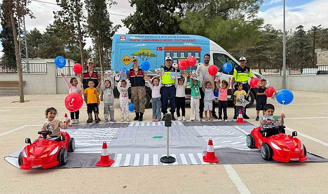 Jandarmadan mobil trafik aracı ile 118 öğrenciye trafik eğitimi