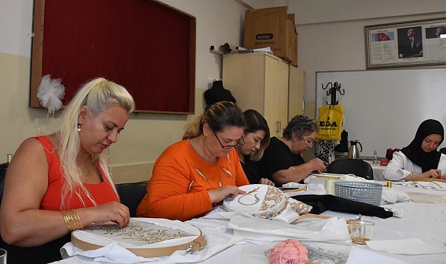 Kadınlar el sanatı kurslarında yeteneklerini keşfediyor