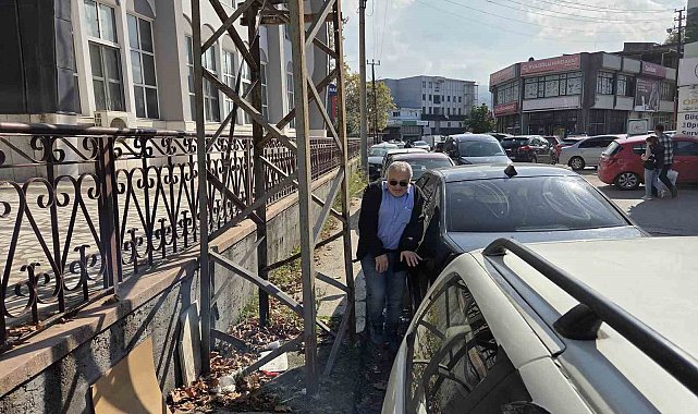 Kaldırımı kapatan elektrik direkleri yayalara geçit vermiyor