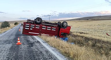 Kamyonetin devrildiği kazada 3 kişi yaralandı