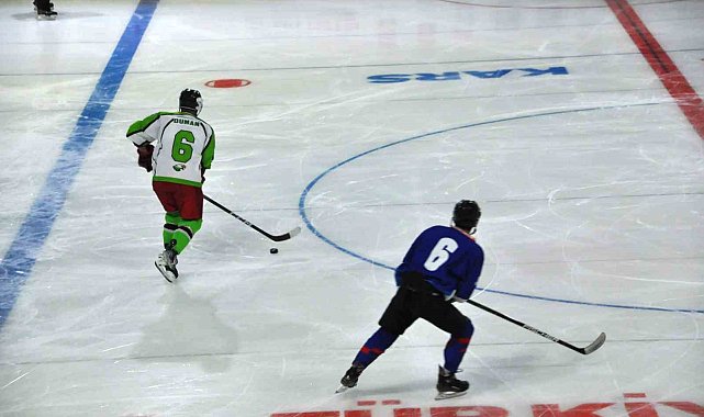 Kars'ta buz hokeyi heyecanı