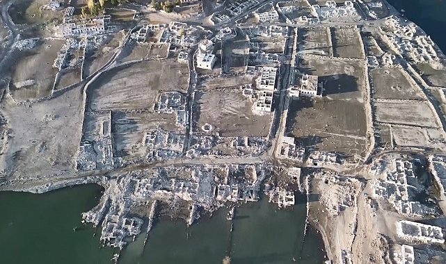 Kars'ta sular çekildi, eski köy ortaya çıktı