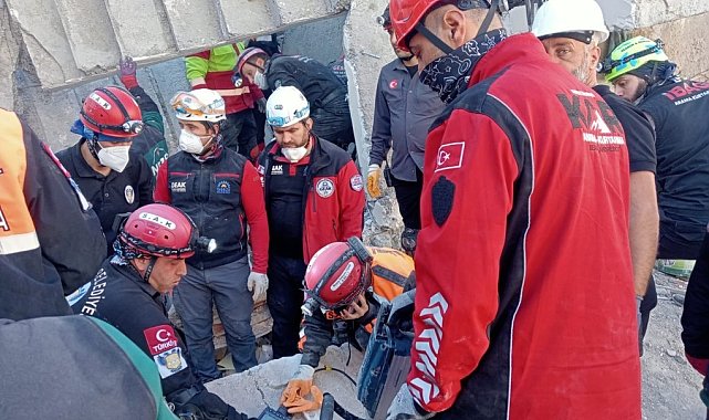 Kartepe Belediyesi ekipleri, Gebze'deki arama-kurtarma çalışmalarına katıldı