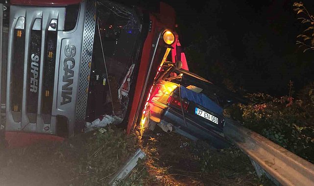 Kastamonu'da tır otomobilin üzerine devrildi: 2 yaralı