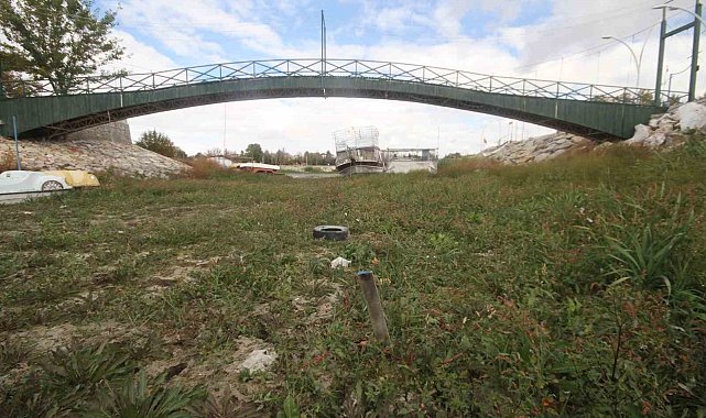 Kayıkla gezilen göl üzerinde şimdi yürüyüş yapılıyor