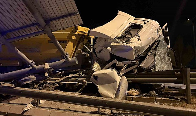 Kayseri'de tır bariyerlere girdi: 1 yaralı