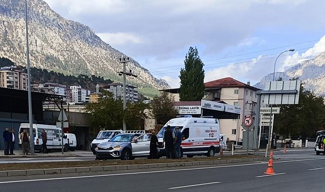 Kaza anı kamerada: Otomobille çarpışan motosikletin sürücüsü ağır yaralandı