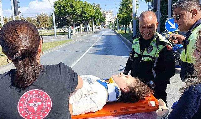 Kaza yapıp yaralanan genç kızdan, başından biran olsun ayrılmayan trafik polisine kahvaltı sözü