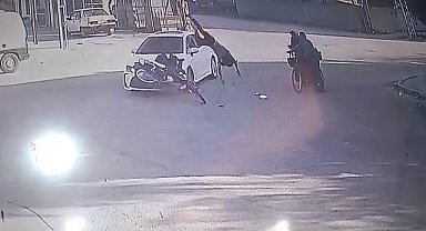 Kazada savrulan motosikletin sürücüsü yaşlı çiftin üzerine uçtu: 4 yaralı