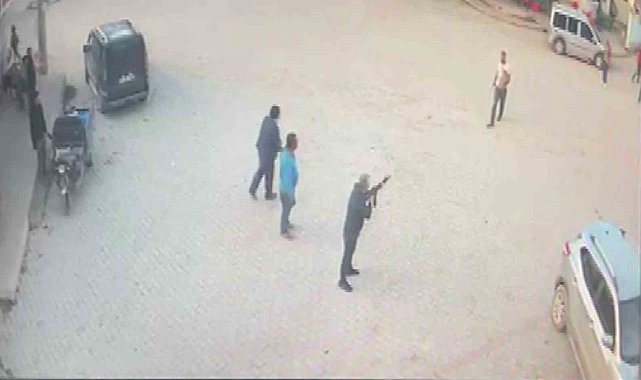 Kendisine silah doğrultan adamın üzerine yürüyüp bıçakla öldürdü