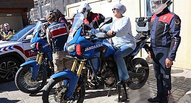 Kilis'te Huzur Konağı sakinleri jandarmaya misafir oldu