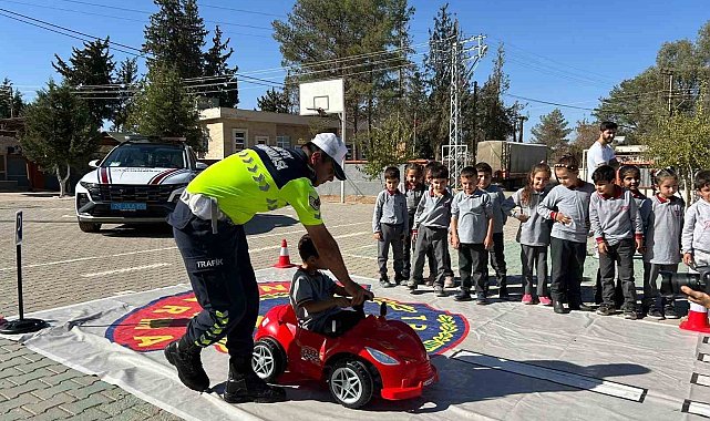 Kilis'te ilkokul öğrencilerine mobil trafik aracıyla eğitim verildi