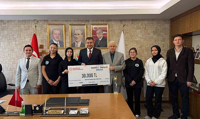 Kız İmam Hatip Lisesi'nin Türkiye birinciliği gururu Başkan Akel ile paylaşıldı