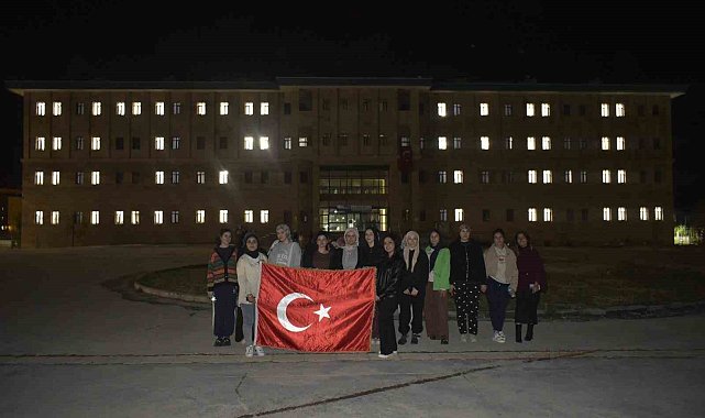 Kız öğrencilerinden ışıklı 102. yıl koreografisi