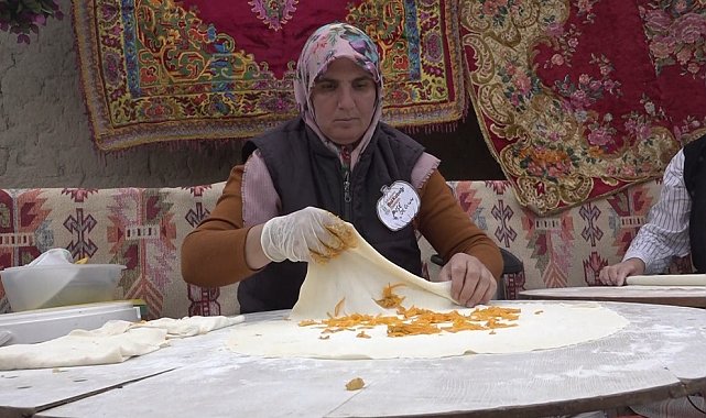 Kızılinler'de yapılan bal kabaklı gözleme ilginç lezzeti ile dikkat çekiyor