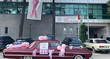 Klasik otomobil ile meme kanserine dikkat çekti